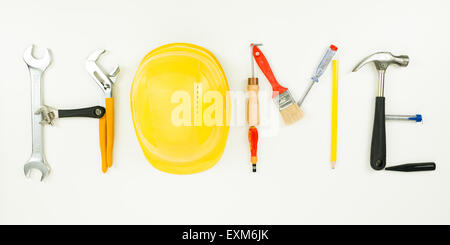 nach Hause Wort mit Bau-Tools auf weißem Hintergrund geschrieben. Konzeptbild Stockfoto