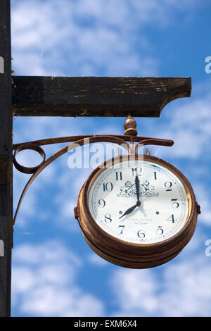 Blickte zu kunstvollen hängenden Uhr nach Vereinbarung der Königin am Emsworth, Hampshire, UK im Juli Stockfoto