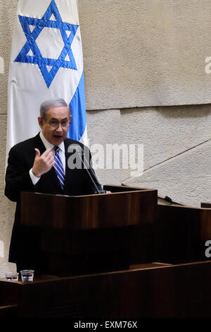 Jerusalem, Israel. 15. Juli 2015. Premierminister BENJAMIN NETANYAHU befasst sich mit eine Knesset Plenum Sondersitzung anlässlich 75 Jahre seit dem Tod von revisionistischen zionistischen Führer und Gründer der Irgun u-Bahn, Zeev Jabotinsky, betonend, Ablehnung des nuklearen Abkommens zwischen Mächten der Welt und dem Iran; "Wir lesen Sie die Lizenzvereinbarung und Absurditäten entdeckt haben... Ein Geist der Zusammenarbeit ist zu diesem Zeitpunkt zwischen den Jüngern von Jabotinsky und Jünger von Ben Gurion erforderlich ". Bildnachweis: Nir Alon/Alamy Live-Nachrichten Stockfoto