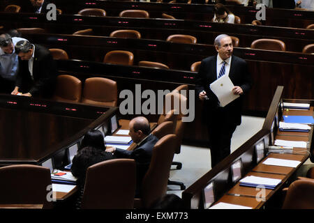 Jerusalem, Israel. 15. Juli 2015. Premierminister BENJAMIN NETANYAHU betritt die Knesset-Plenum zu einer Sondersitzung anlässlich 75 Jahre seit dem Tod von revisionistischen zionistischen Führer und Gründer der Irgun u-Bahn, Zeev Jabotinsky. Bildnachweis: Nir Alon/Alamy Live-Nachrichten Stockfoto