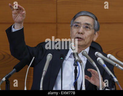 (150715)--TOKYO, 15. Juli 2015 (Xinhua)--Bank of Japan (BOJ) Gouverneur Haruhiko Kuroda spricht während einer Pressekonferenz in der BOJ-Zentrale in Tokio, Japan, 15. Juli 2015. (Xinhua/Stringer) Stockfoto