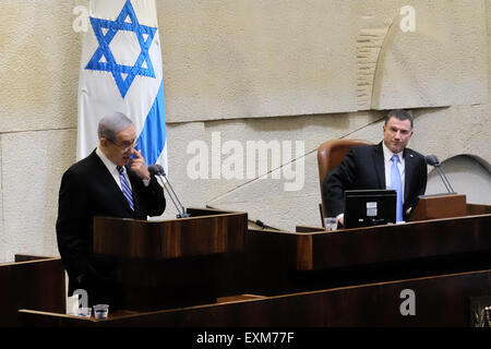 Jerusalem, Israel. 15. Juli 2015. Premierminister BENJAMIN NETANJAHU (L) befasst sich mit eine Knesset Plenum Sondersitzung anlässlich 75 Jahre seit dem Tod von revisionistischen zionistischen Führer und Gründer der Irgun u-Bahn, Zeev Jabotinsky, betonend, Ablehnung des nuklearen Abkommens zwischen Mächten der Welt und dem Iran; "Wir lesen Sie die Lizenzvereinbarung und Absurditäten entdeckt haben... Ein Geist der Zusammenarbeit ist zu diesem Zeitpunkt zwischen den Jüngern von Jabotinsky und Jünger von Ben Gurion erforderlich ". Bildnachweis: Nir Alon/Alamy Live-Nachrichten Stockfoto