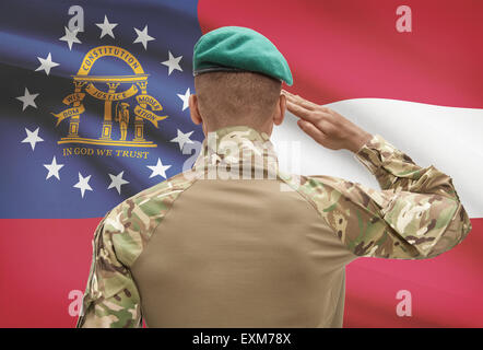 Dunkel-enthäutete Soldat im Hut vor US State Flag Reihe - Georgien Stockfoto