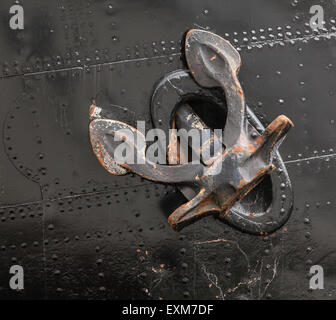 schwarzer Anker auf einem Boot Stockfoto