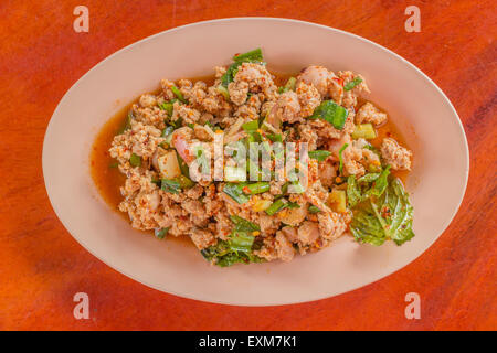 Gehackter Ente würziger Salat mit Kräutern, thailändisches Essen Stockfoto
