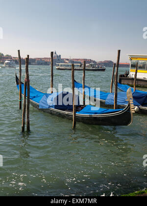 Gondeln auf dem Canale Grande angedockt in der Nähe von San Marco mit St. Giorgio im Hintergrund. Venedig. Italien Stockfoto