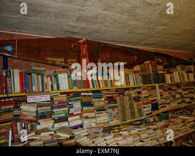 Bücher gestapelt in den Regalen in der schönsten Buchhandlung Bibliothek in der Welt, Libreria Acqua Alta. Venice. Italien. Stockfoto