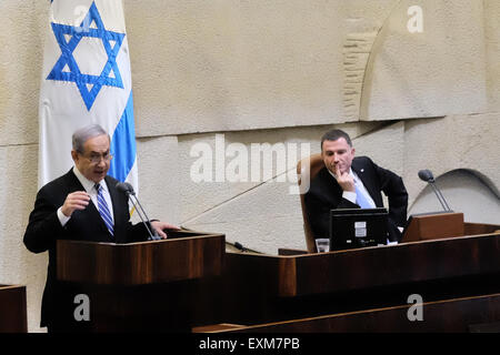 Jerusalem, Israel. 15. Juli 2015. Premierminister BENJAMIN NETANJAHU (L) befasst sich mit eine Knesset Plenum Sondersitzung anlässlich 75 Jahre seit dem Tod von revisionistischen zionistischen Führer und Gründer der Irgun u-Bahn, Zeev Jabotinsky, betonend, Ablehnung des nuklearen Abkommens zwischen Mächten der Welt und dem Iran; "Wir lesen Sie die Lizenzvereinbarung und Absurditäten entdeckt haben... Ein Geist der Zusammenarbeit ist zu diesem Zeitpunkt zwischen den Jüngern von Jabotinsky und Jünger von Ben Gurion erforderlich ". Bildnachweis: Nir Alon/Alamy Live-Nachrichten Stockfoto