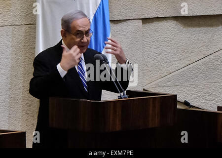 Jerusalem, Israel. 15. Juli 2015. Premierminister BENJAMIN NETANYAHU befasst sich mit eine Knesset Plenum Sondersitzung anlässlich 75 Jahre seit dem Tod von revisionistischen zionistischen Führer und Gründer der Irgun u-Bahn, Zeev Jabotinsky, betonend, Ablehnung des nuklearen Abkommens zwischen Mächten der Welt und dem Iran; "Wir lesen Sie die Lizenzvereinbarung und Absurditäten entdeckt haben... Ein Geist der Zusammenarbeit ist zu diesem Zeitpunkt zwischen den Jüngern von Jabotinsky und Jünger von Ben Gurion erforderlich ". Bildnachweis: Nir Alon/Alamy Live-Nachrichten Stockfoto