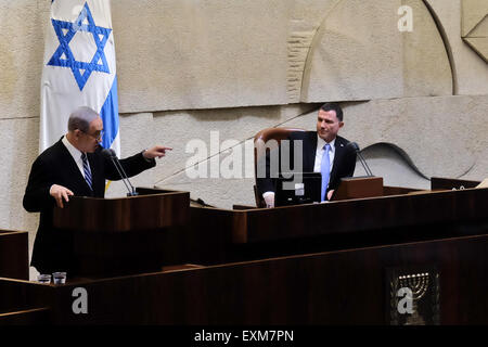 Jerusalem, Israel. 15. Juli 2015. Premierminister BENJAMIN NETANJAHU (L) befasst sich mit eine Knesset Plenum Sondersitzung anlässlich 75 Jahre seit dem Tod von revisionistischen zionistischen Führer und Gründer der Irgun u-Bahn, Zeev Jabotinsky, betonend, Ablehnung des nuklearen Abkommens zwischen Mächten der Welt und dem Iran; "Wir lesen Sie die Lizenzvereinbarung und Absurditäten entdeckt haben... Ein Geist der Zusammenarbeit ist zu diesem Zeitpunkt zwischen den Jüngern von Jabotinsky und Jünger von Ben Gurion erforderlich ". Bildnachweis: Nir Alon/Alamy Live-Nachrichten Stockfoto