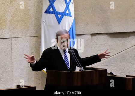 Jerusalem, Israel. 15. Juli 2015. Premierminister BENJAMIN NETANYAHU befasst sich mit eine Knesset Plenum Sondersitzung anlässlich 75 Jahre seit dem Tod von revisionistischen zionistischen Führer und Gründer der Irgun u-Bahn, Zeev Jabotinsky, betonend, Ablehnung des nuklearen Abkommens zwischen Mächten der Welt und dem Iran; "Wir lesen Sie die Lizenzvereinbarung und Absurditäten entdeckt haben... Ein Geist der Zusammenarbeit ist zu diesem Zeitpunkt zwischen den Jüngern von Jabotinsky und Jünger von Ben Gurion erforderlich ". Bildnachweis: Nir Alon/Alamy Live-Nachrichten Stockfoto