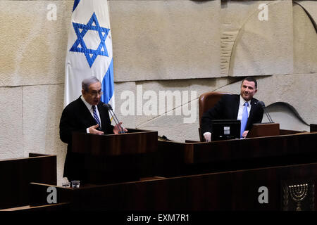 Jerusalem, Israel. 15. Juli 2015. Premierminister BENJAMIN NETANJAHU (L) befasst sich mit eine Knesset Plenum Sondersitzung anlässlich 75 Jahre seit dem Tod von revisionistischen zionistischen Führer und Gründer der Irgun u-Bahn, Zeev Jabotinsky, betonend, Ablehnung des nuklearen Abkommens zwischen Mächten der Welt und dem Iran; "Wir lesen Sie die Lizenzvereinbarung und Absurditäten entdeckt haben... Ein Geist der Zusammenarbeit ist zu diesem Zeitpunkt zwischen den Jüngern von Jabotinsky und Jünger von Ben Gurion erforderlich ". Bildnachweis: Nir Alon/Alamy Live-Nachrichten Stockfoto