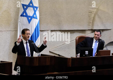 Jerusalem, Israel. 15. Juli 2015. Leiter der zionistischen Camp und Führer der Opposition, ISAAC HERZOG (L), befasst sich mit eine Knesset Plenum Sondersitzung anlässlich 75 Jahre seit dem Tod von revisionistischen zionistischen Führer und Gründer der Irgun u-Bahn, Zeev Jabotinsky, betonend, Ablehnung des nuklearen Abkommens zwischen Mächten der Welt und dem Iran; "Der Iran ist ein Königreich des Terrorismus und es gibt keinen Grund anzunehmen, dass es seine Gewohnheiten zu ändern". Bildnachweis: Nir Alon/Alamy Live-Nachrichten Stockfoto