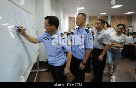 Der Provinz Hunan Changsha, China. 15. Juli 2015. Schüler zeichnen ein Portrait der Frau erfahren Sie Sozialstatus Unterschied von Männern und Frauen auf eine Schulung über Anti-häusliche Gewalt an der Hunan-Polizei-Akademie in Changsha, der Hauptstadt der ostchinesischen Provinz Hunan, 15. Juli 2015. Die Anti-häusliche Gewalt-Klasse angezogen Polizisten aus verschiedenen Provinzen und lokalen Beamten, die für Frauen arbeiten. © Li Ga/Xinhua/Alamy Live-Nachrichten Stockfoto