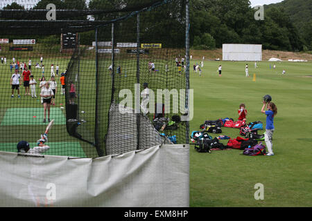 Sheffield Cricket Club Louisa Edwards darauf vorbereiten, in den Netzen Fledermaus Stockfoto