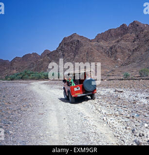 Ein Wüstenausflug in Schardscha, Vereinigte Arabische Emirate 1970er Jahre. Eine Wüstensafari in Sharjah, Vereinigte Arabische Emirate der 1970er Jahre. Stockfoto
