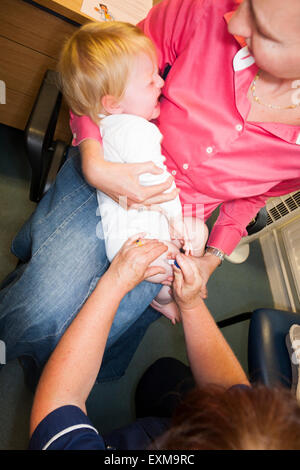 MMR etc. Immunisierung / Impfung / jab / aus einer Spritze in eine einjährige / 12 13 12:13 Monate Baby Oberschenkel / Bein. Stockfoto