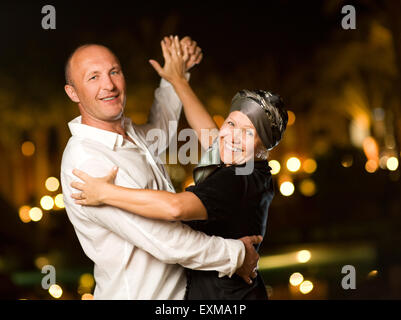 Paar mittleren Alters tanzen Walzer in der Nacht Stockfoto