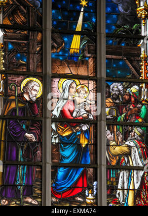 Glasmalerei, die Darstellung der Heiligen drei Könige besuchen das Jesuskind in der Kirche von Haacht, Belgien Stockfoto