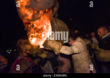 Große Männer Lauf durchgeführt durch Menschenmassen auf dem Platz anlässlich Bonfire Night, 5 November, bei den Festspielen Tar Barrel schon St Mary, Devon, England Stockfoto