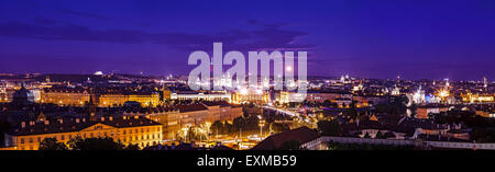 Nacht, panoramische Aussicht auf die Stadt Prag. Stockfoto