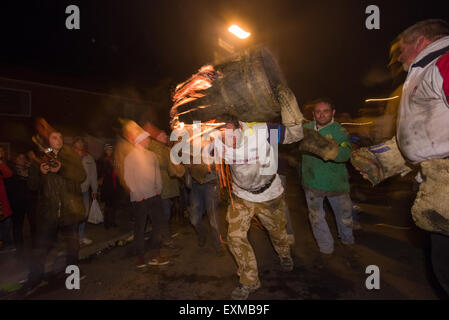 Einstürzenden Fass wird getragen durch die Straße anlässlich Bonfire Night, 5 November, bei den Festspielen Tar Barrel schon St Mary, Devon, England Stockfoto