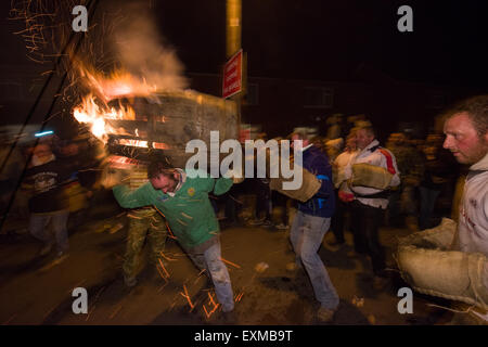 Einstürzenden Fass wird getragen durch die Straße anlässlich Bonfire Night, 5 November, bei den Festspielen Tar Barrel schon St Mary, Devon, England Stockfoto