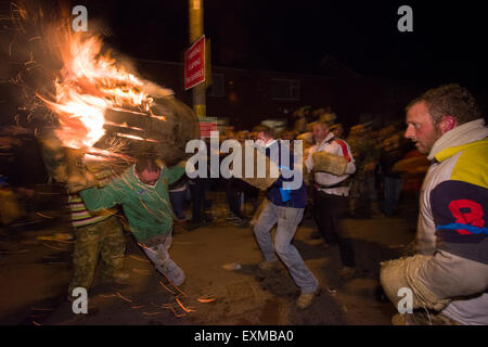 Einstürzenden Fass wird getragen durch die Straße anlässlich Bonfire Night, 5 November, bei den Festspielen Tar Barrel schon St Mary, Devon, England Stockfoto