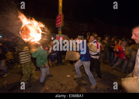 Einstürzenden Fass wird getragen durch die Straße anlässlich Bonfire Night, 5 November, bei den Festspielen Tar Barrel schon St Mary, Devon, England Stockfoto