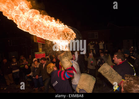 Mittleren Lauf durchgeführt durch die Straße anlässlich Bonfire Night, 5 November, bei den Festspielen Tar Barrel schon St Mary, Devon, England Stockfoto