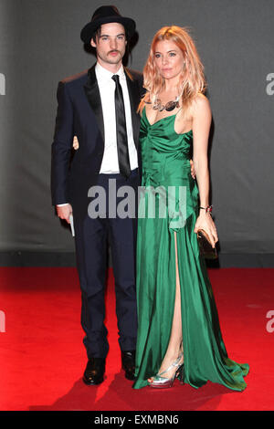 Sienna Miller und Tom Sturridge Ankunft für den 2013 British Fashion Awards, The London Coliseum, London. 12.02.2013 Stockfoto