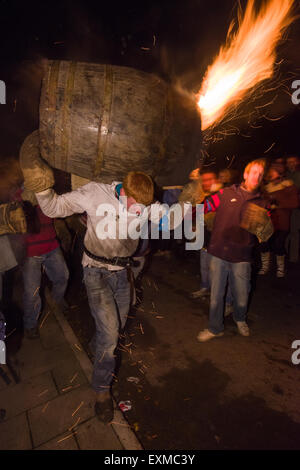 Brennenden Fass-durchgeführt durch die Straße anlässlich Bonfire Night, 5 November, bei den Festspielen Tar Barrel schon St Mary, Devon, England Stockfoto