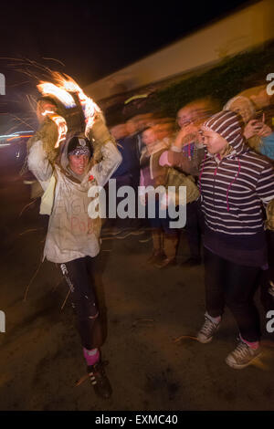 Frau mit einem der Damen Fässer Bonfire Night, 5 November, bei den Festspielen Tar Barrel markieren, schon St Mary, Devon, England Stockfoto