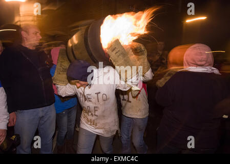 Frau mit einem der Damen Fässer Bonfire Night, 5 November, bei den Festspielen Tar Barrel markieren, schon St Mary, Devon, England Stockfoto