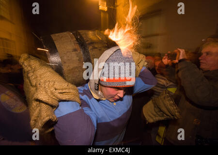 Frau mit einem der Damen Fässer Bonfire Night, 5 November, bei den Festspielen Tar Barrel markieren, schon St Mary, Devon, England Stockfoto