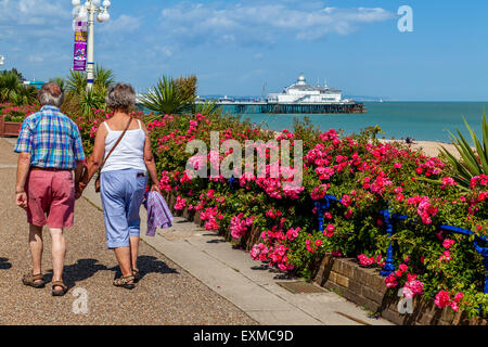 Ein paar zu Fuß entlang der Strandpromenade, Eastbourne, Sussex, UK Stockfoto