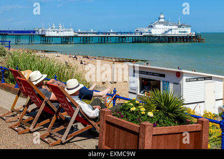 Menschen entspannen auf der Strandpromenade, Eastbourne, Sussex, UK Stockfoto