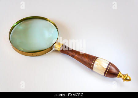 Lupe auf weißem Hintergrund Stockfoto
