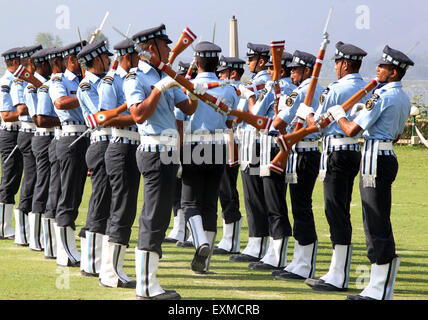 Srinagar, indisch verwalteten Kaschmir: 15 Juli. Indiens Luft Krieger Drill Team (AWDT) an einem Bohrer während einer Indian Air Force (IAF) Funktion an den Ufern des Dal-See, Show gliedert sich zum ersten Mal im Tal. Bildnachweis: Sofi Suhail/Alamy Live-Nachrichten Stockfoto