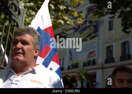 Thessaloniki, Griechenland, 15. Juli 2015. Gegen Sparpolitik Demonstranten stehen vor den Toren von einem Ministerium in Thessaloniki. Demonstranten aus der alle Arbeitnehmer militante Front (PAME) eine kommunistische Handelsgruppe besetzt das Ministerium von Mazedonien und Nordgriechenland, eine Behörde mit Sitz in Thessaloniki, aus Protest über die neue strenge vereinbarten Maßnahmen auf in die Rettung. Bildnachweis: Orhan Zolak/Alamy Live-Nachrichten Stockfoto