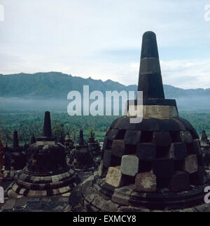 Sterben Sie Buddhistische Tempelanlage Borobudur Bei Yogyakarta Auf Java, Indonesien 1980er Jahre. Der buddhistische Tempel Borobudur Komplex nahe Yogyakarta auf der Insel Java, Indonesien der 1980er Jahre. Stockfoto