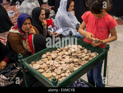 Muhr Kopf-Steinen gemacht Lehm aus einigen Heiligen Land verwendet von Shia Moslems im Heiligtum von Fatima Al-Masumeh, Qom Provinz Qom, Iran Stockfoto