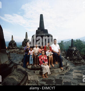 Sterben Sie Buddhistische Tempelanlage Borobudur Bei Yogyakarta Auf Java, Indonesien 1980er Jahre. Der buddhistische Tempel Borobudur Komplex nahe Yogyakarta auf der Insel Java, Indonesien der 1980er Jahre. Stockfoto