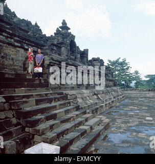 Sterben Sie Buddhistische Tempelanlage Borobudur Bei Yogyakarta Auf Java, Indonesien 1980er Jahre. Der buddhistische Tempel Borobudur Komplex nahe Yogyakarta auf der Insel Java, Indonesien der 1980er Jahre. Stockfoto