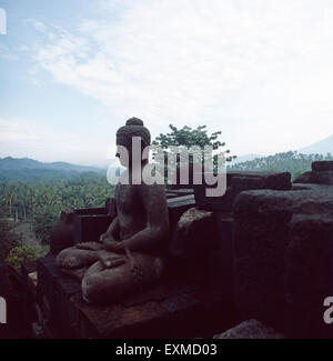 Sterben Sie Buddhistische Tempelanlage Borobudur Bei Yogyakarta Auf Java, Indonesien 1980er Jahre. Der buddhistische Tempel Borobudur Komplex nahe Yogyakarta auf der Insel Java, Indonesien der 1980er Jahre. Stockfoto