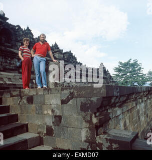 Sterben Sie Buddhistische Tempelanlage Borobudur Bei Yogyakarta Auf Java, Indonesien 1980er Jahre. Der buddhistische Tempel Borobudur Komplex nahe Yogyakarta auf der Insel Java, Indonesien der 1980er Jahre. Stockfoto