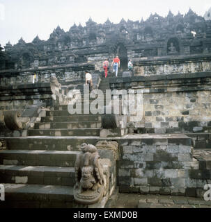 Sterben Sie Buddhistische Tempelanlage Borobudur Bei Yogyakarta Auf Java, Indonesien 1980er Jahre. Der buddhistische Tempel Borobudur Komplex nahe Yogyakarta auf der Insel Java, Indonesien der 1980er Jahre. Stockfoto