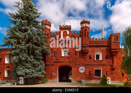 Kholm Tor der Festung Brest am Morgen, Weißrussland Stockfoto