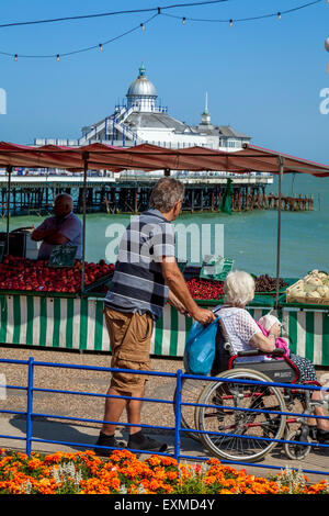 Ältere Frau In einem Rollstuhl, Eastbourne, Sussex, Großbritannien Stockfoto