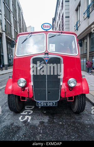 London, UK.  15. Juli 2015.  Die historische Kennzeichnung von Wagen, ausgeführt von der Worshipful Company of Carmen, fand im Guildhall.  Pferd gezogene Karren, dampfbetriebene und als moderne Verkehrsträger alle erhielten ein branding als Teil der Zeremonie.  Führt die Zeremonie waren Sheriff Fiona Adler und Chief Commoner, stellvertretender Billie Dove OBE. Bildnachweis: Stephen Chung / Alamy Live News Stockfoto